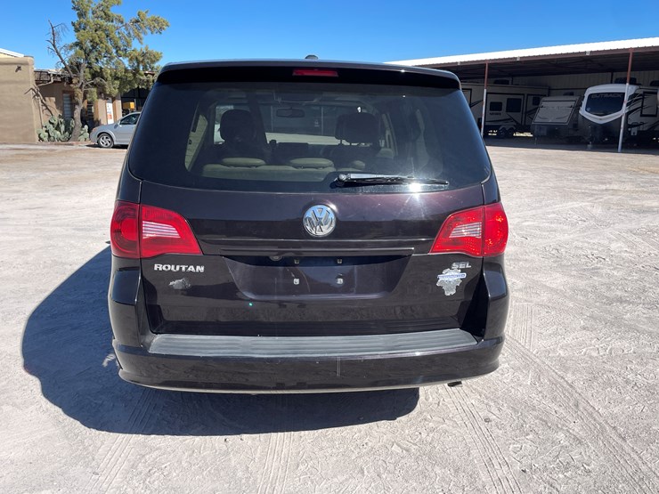 2010-volkswagen-routan-image-6