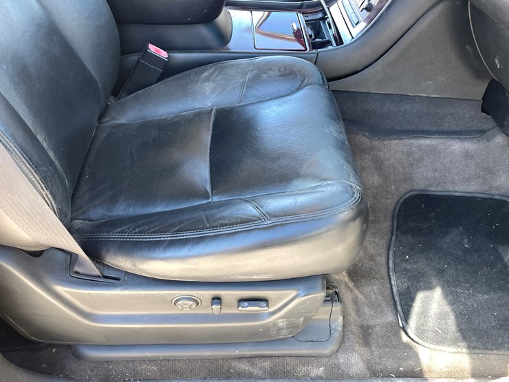 2010-cadillac-escalade-image-76