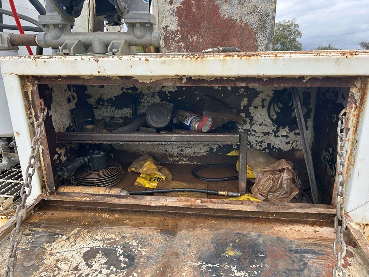 1989-mack-r690t-fuel-&-lube-truck-image-68