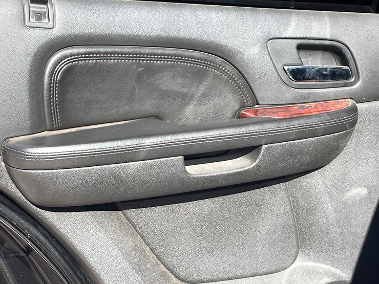 2010-cadillac-escalade-image-102