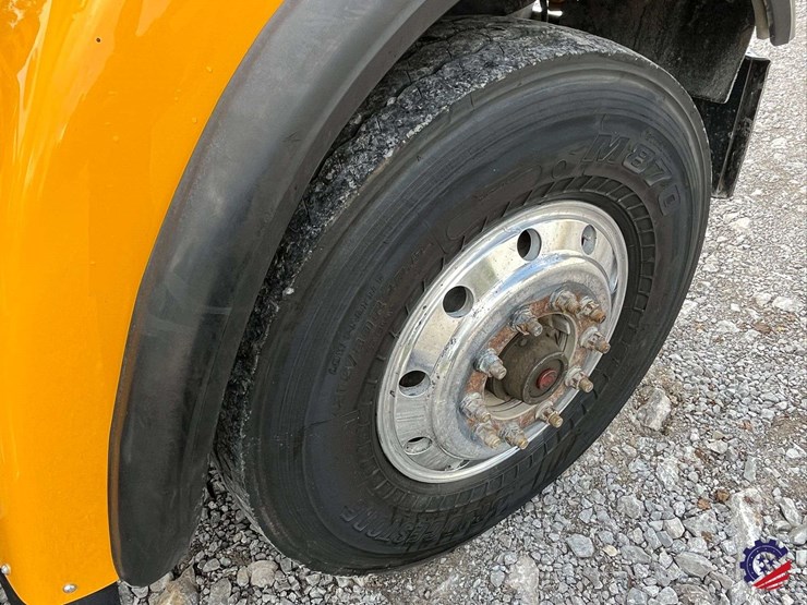 2020-freightliner-122sd-image-16