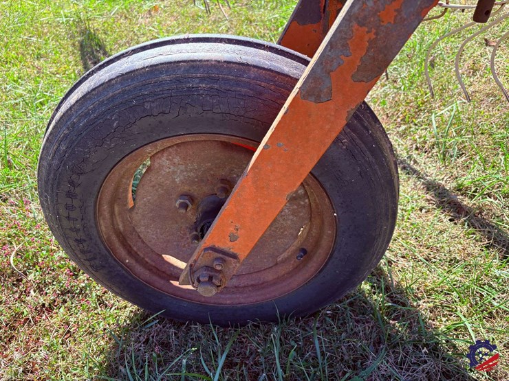 enoagricola-rossi-rt7-9-9-wheel-hay-rake-image-15