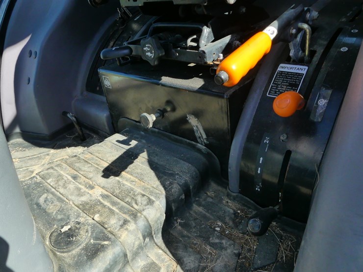 new-holland-t2420-image-10