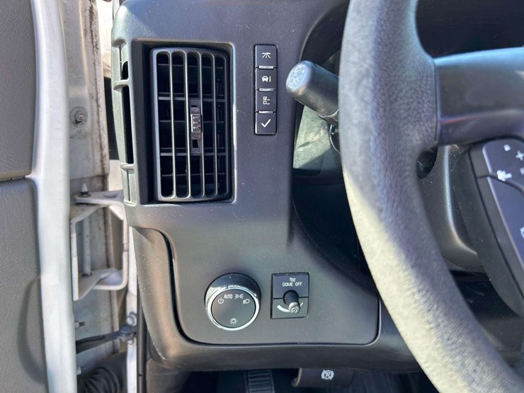 2013-chevrolet-express-3500-passenger-van-image-15