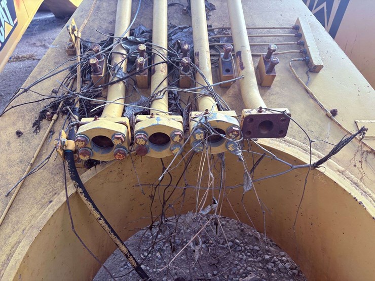 caterpillar-375-image-10