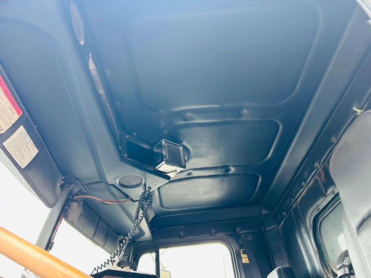 1999-freightliner-tri-axle-dump-truck-image-84