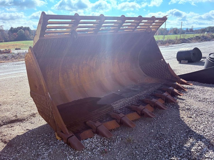 988b-spade-nose-loader-bucket-image-1