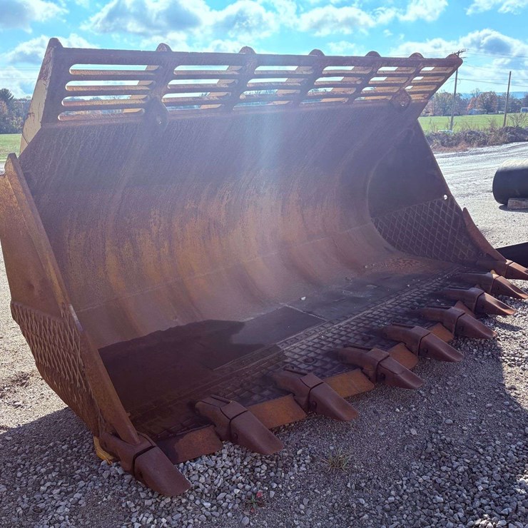 988B SPADE NOSE LOADER BUCKET