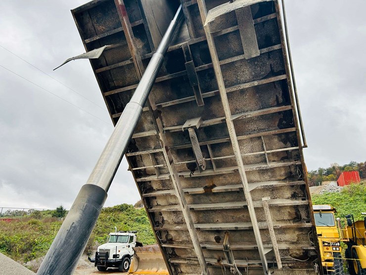 1999-freightliner-tri-axle-dump-truck-image-118