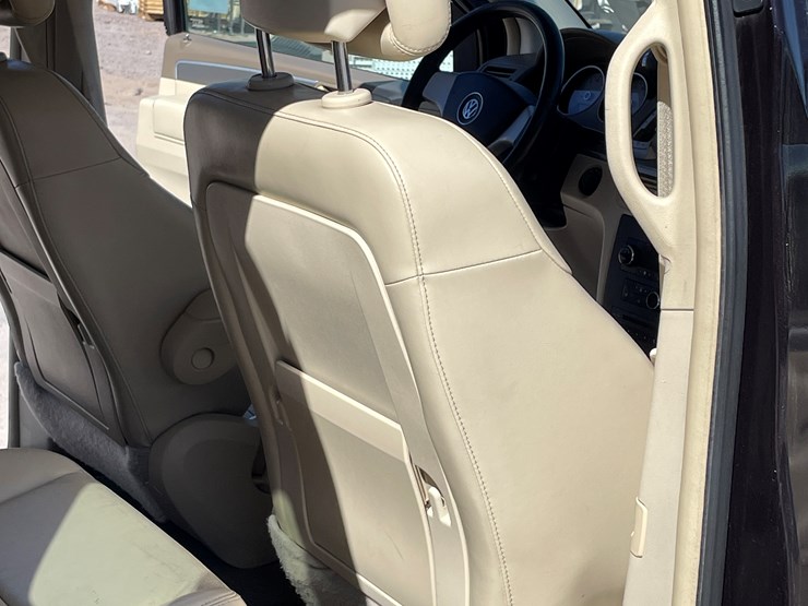 2010-volkswagen-routan-image-105