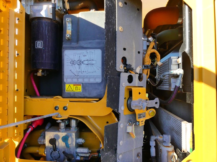 2018-caterpillar-12m3-image-11