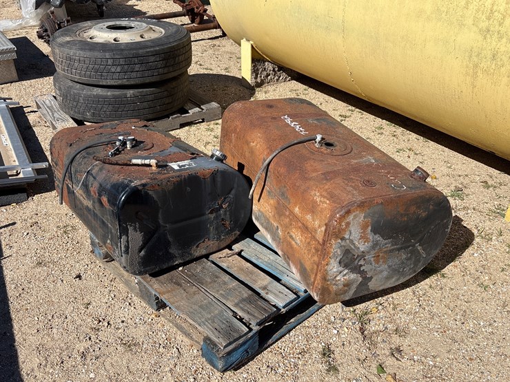 #24892-•-2-fuel-tanks-image-2