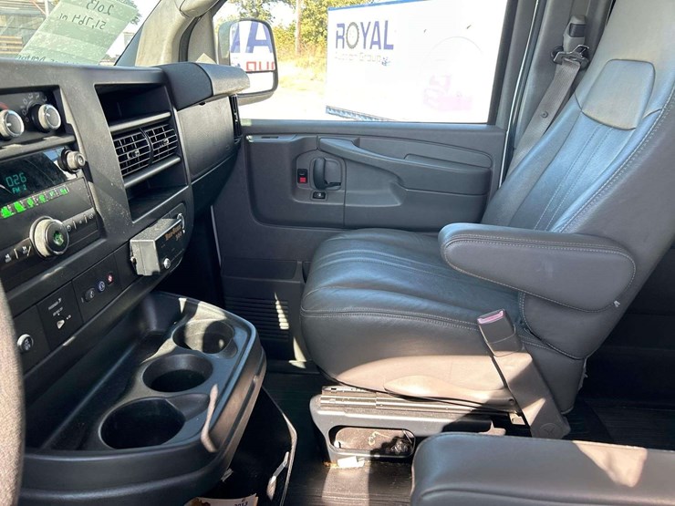 2013-chevrolet-express-3500-passenger-van-image-17