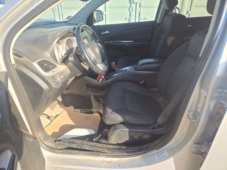 2013-dodge-journey-sxt-image-15