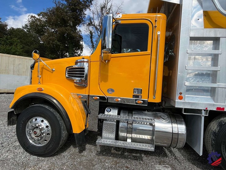 2020-freightliner-122sd-image-24