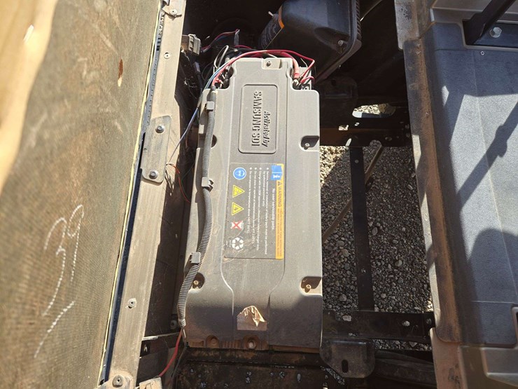 2017-e-z-go-txt-elite-lithium-golf-cart-image-13