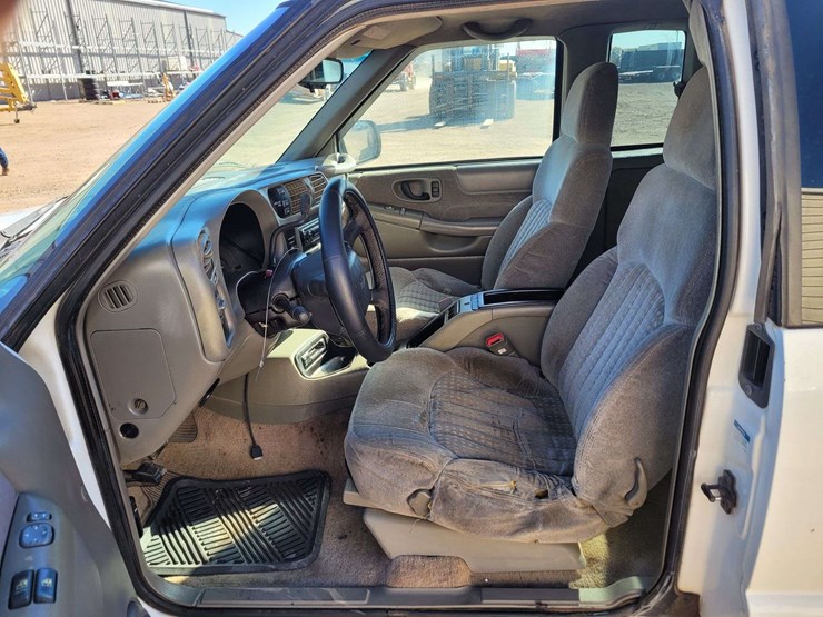 2000-chevrolet-s10-image-10