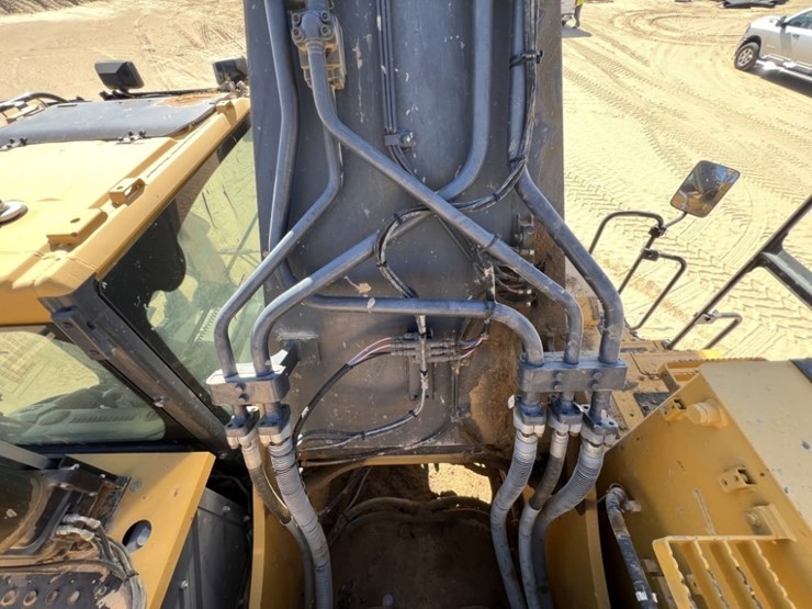 2019-deere-670g-lc-image-48