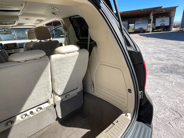 2010-volkswagen-routan-image-92