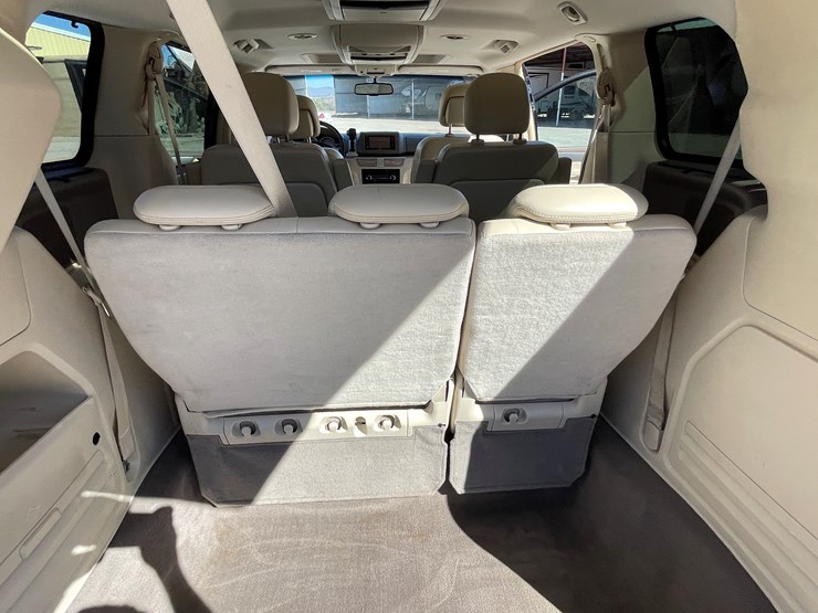 2010-volkswagen-routan-image-95