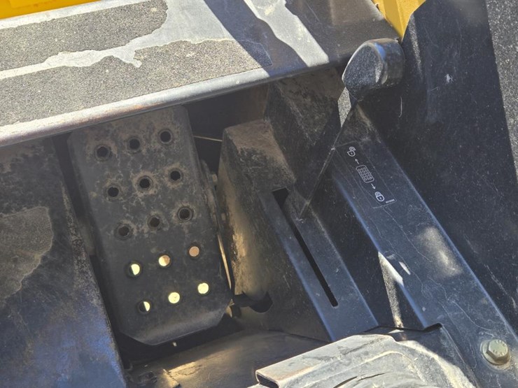 john-deere-325-image-24