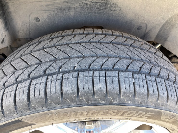 2010-cadillac-escalade-image-10