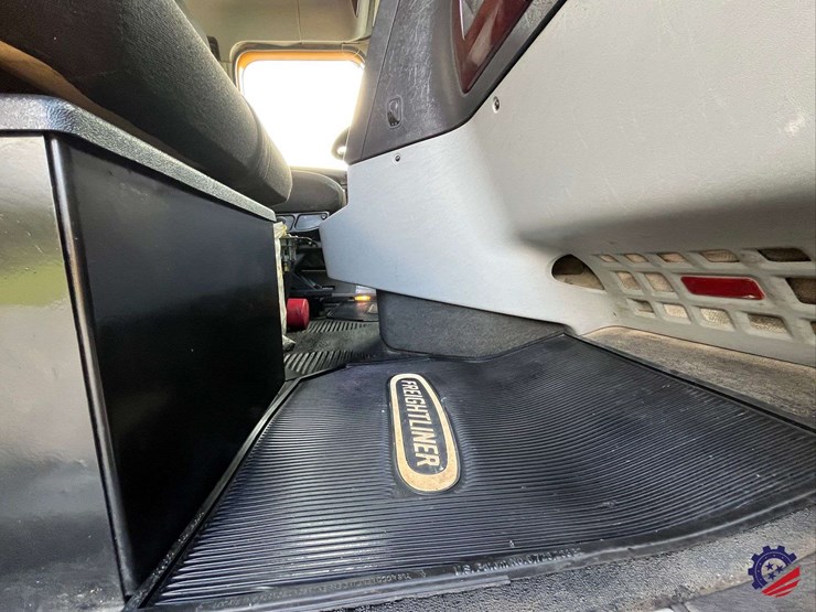 2020-freightliner-122sd-image-57