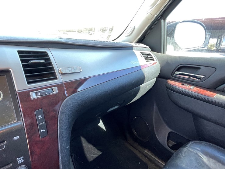 2010-cadillac-escalade-image-60