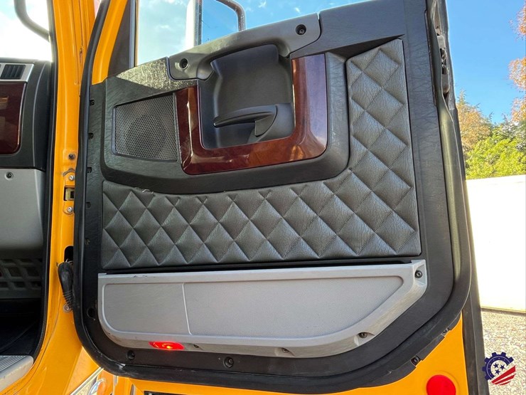 2020-freightliner-122sd-image-53