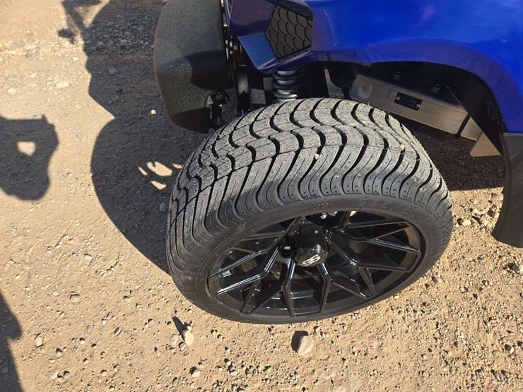 2024-gussi-italia-vivid-ev-peak-4f-lithium-golf-cart-image-6