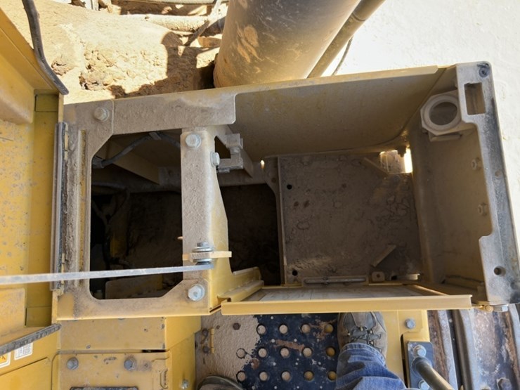 2019-deere-670g-lc-image-45