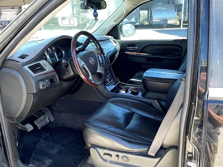 2010-cadillac-escalade-image-42