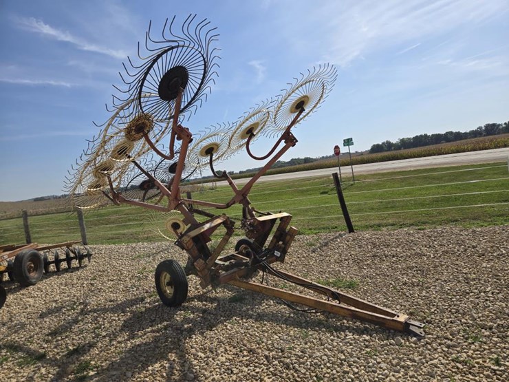 #5835-•-pull-type-10-wheel-v-rake-image-1