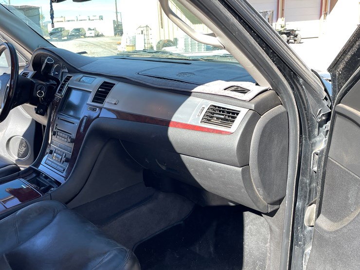 2010-cadillac-escalade-image-75