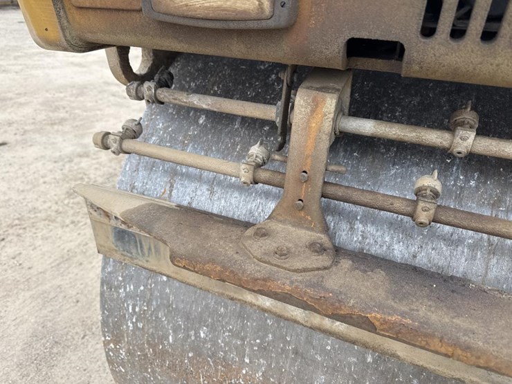 caterpillar-cb64b-image-12