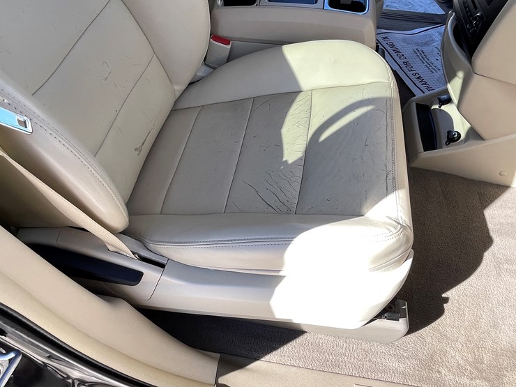 2010-volkswagen-routan-image-80