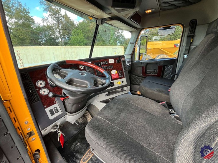 2020-freightliner-122sd-image-65