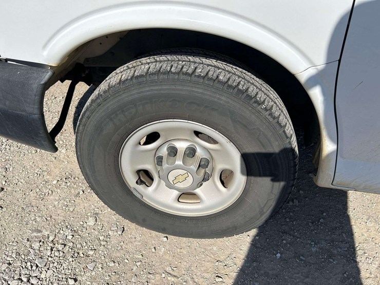 2013-chevrolet-express-3500-passenger-van-image-21