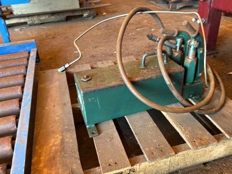 #221-•-manual-hydraulic-pump-image-1