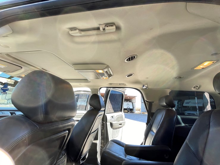 2010-cadillac-escalade-image-111