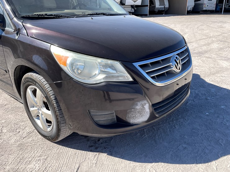 2010-volkswagen-routan-image-24