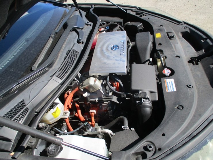 2016-toyota-mirai-sedan,-image-5