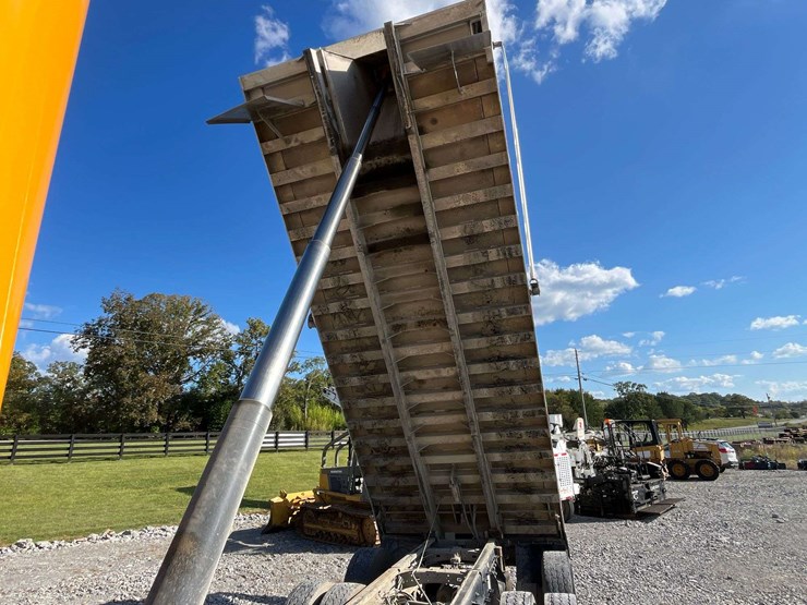 2020-freightliner-122sd-image-82