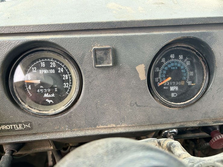 1989-mack-r690t-fuel-&-lube-truck-image-41