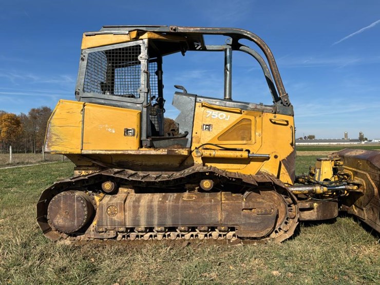 2008-deere-750j-xlt-image-2