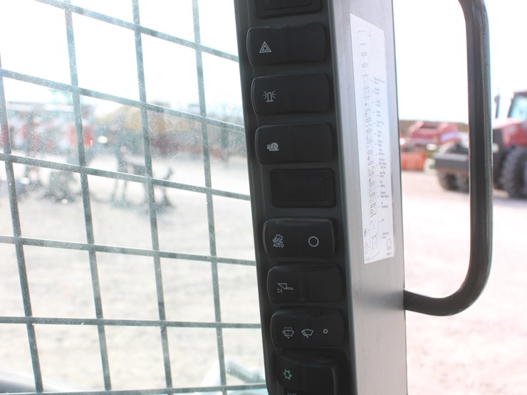 2023-new-holland-l328-image-37