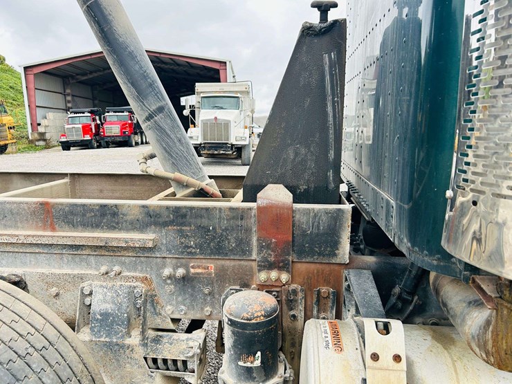 1999-freightliner-tri-axle-dump-truck-image-114