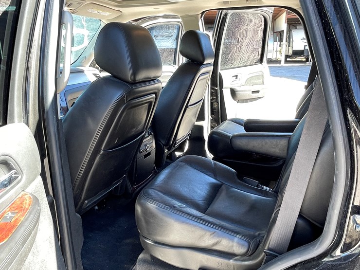 2010-cadillac-escalade-image-103