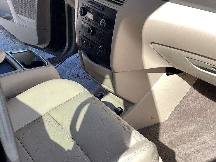 2010-volkswagen-routan-image-79