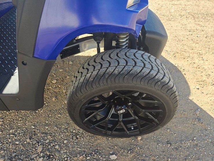 2024-gussi-italia-vivid-ev-peak-4f-lithium-golf-cart-image-7